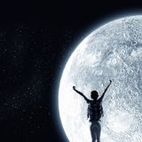 Pełnia Księżyca w czerwcu 2024 pojawi się na niebie tuż po letnim przesileniu. Co Truskawkowy Księżyc przyniesie znakom zodiaku?